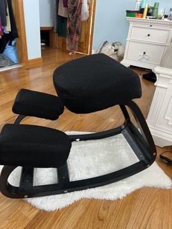 black ergonomic kneeling chair