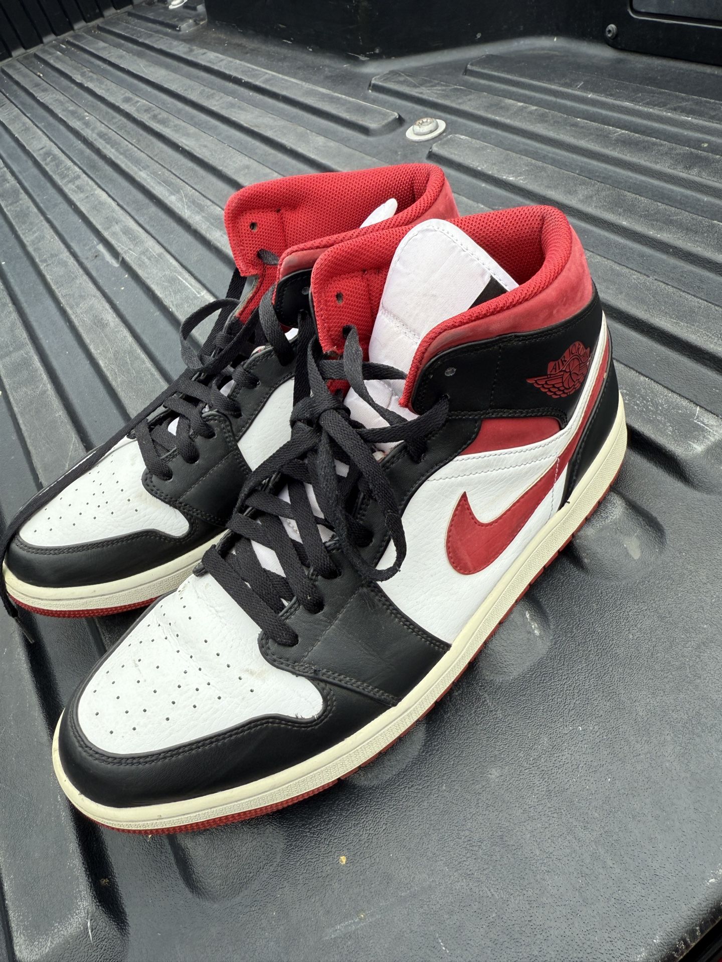 Air Jordan 1 mid ‘Black gym red’