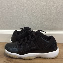 *USED DOES NOT HAVE ORIGINAL WRAPPING PAPER OR SHOE LACES* Jordan 11 Retro Low 72-10 (GS) Size 7Y