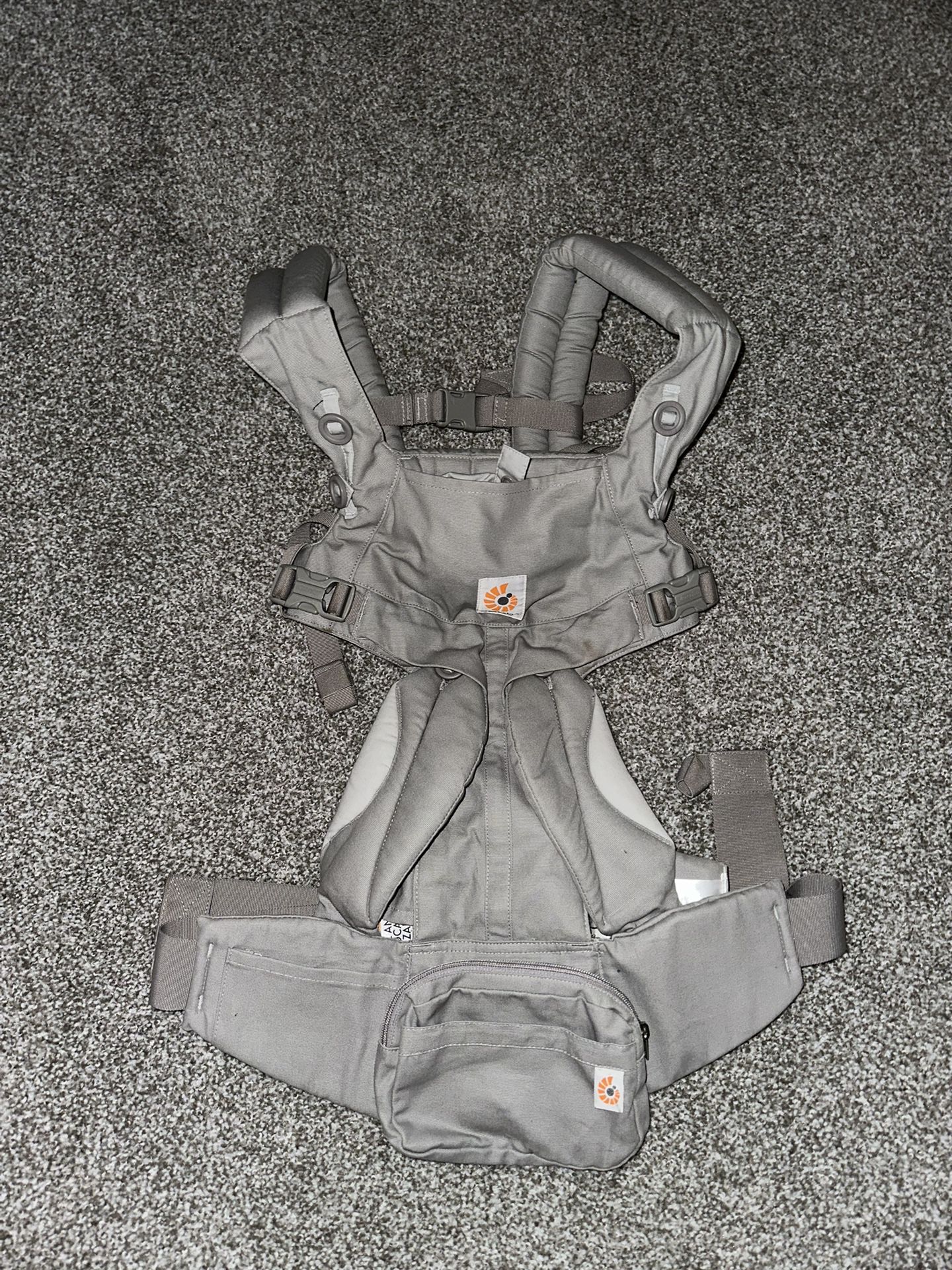 Ergobaby OMNI 360 Carrier in pearl gray (7-45 lbs).