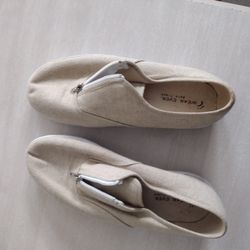Shoes Size 10WW Bare Traps