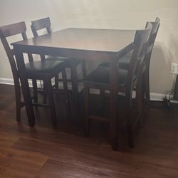 Kitchen table w/ 4 High Chairs 