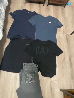 Name brand tees/ baggy jeans