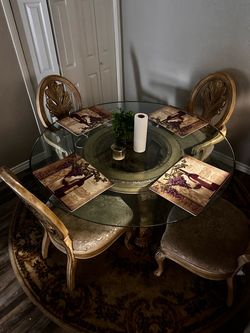 Juego de comedor estilo antiguo en muy buen estado