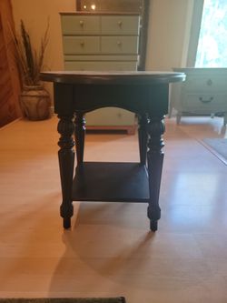 Vintage-Style Round Side Table / Accent Table (Dark Brown/Black