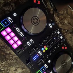 Native Instruments Traktor Kontrol S2 Mk3 Dj controller 
