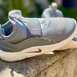 Size 8C - Gently Used/Like New: Flex Runner 4 Dark Grey/White/Cool Grey