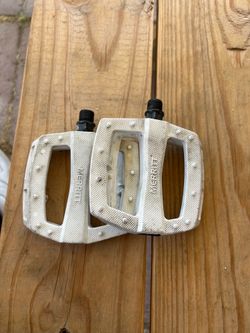 White plastic pedals(TRADE)