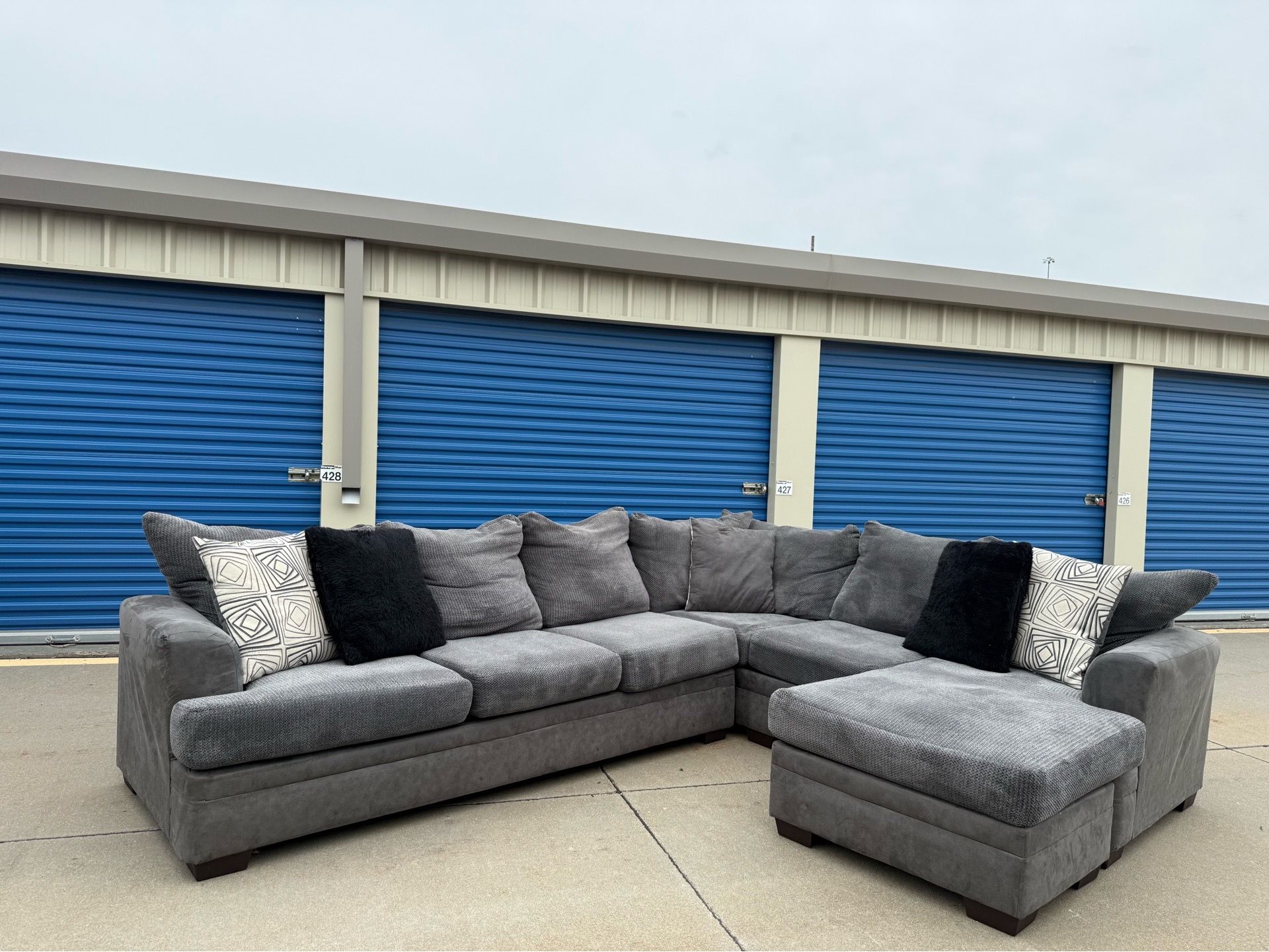 DELIVERY AVAILABLE ๐๐๐ Awesome 3 piece reversible sectional