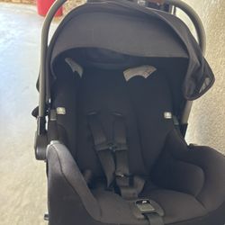 Nuna Pipa Car Seat With Base 