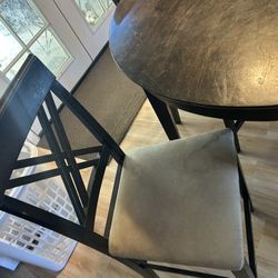 Round Dinning room Table & Chairs 