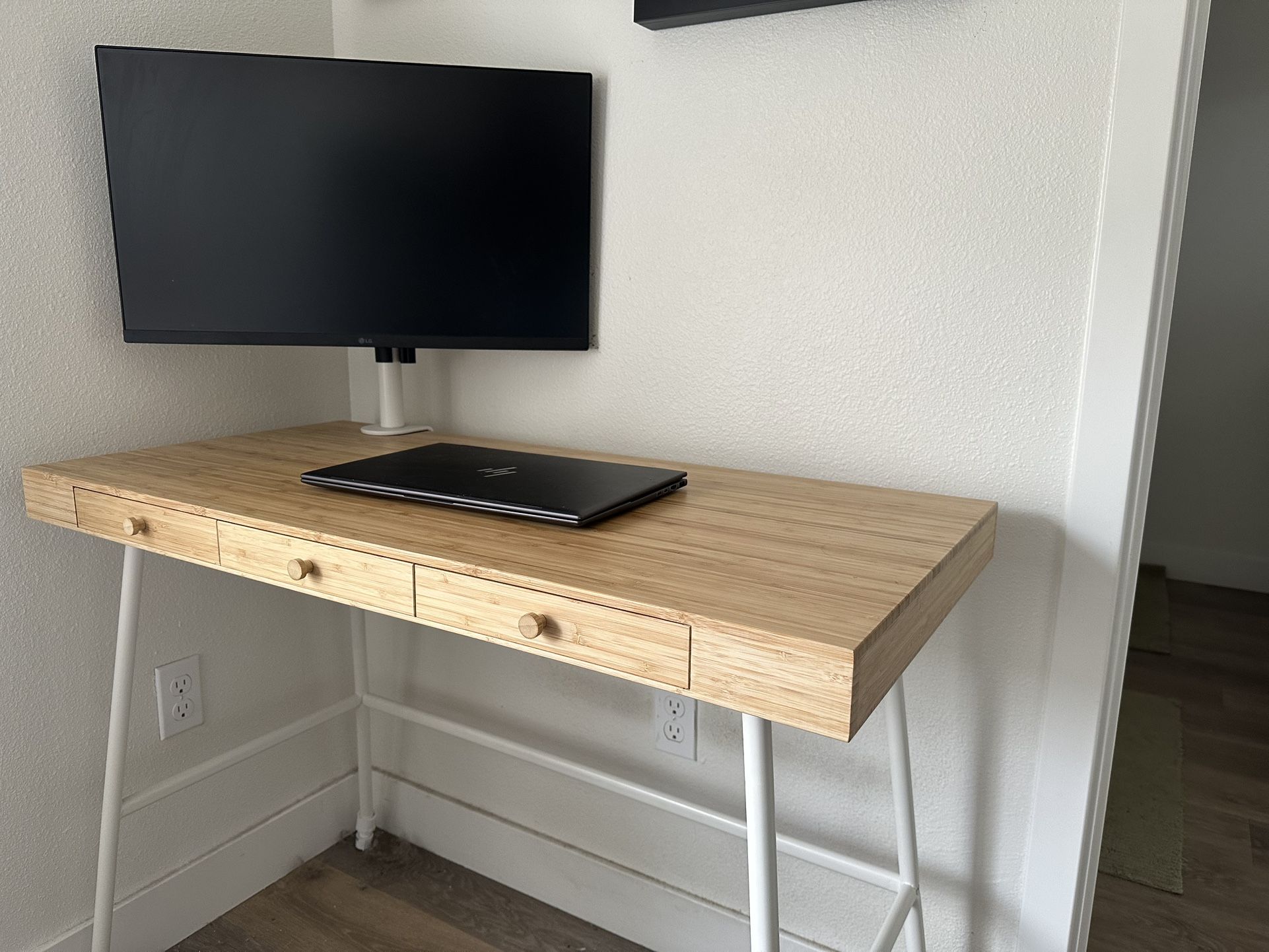 IKEA - LILLÅSEN Desk