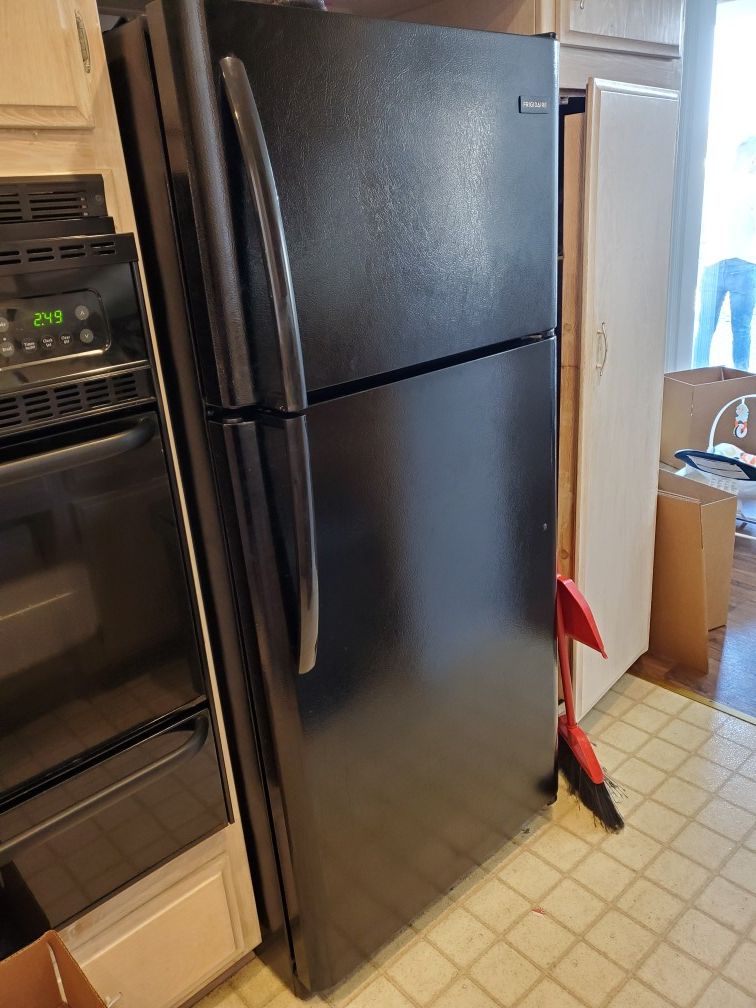 Frigidaire 18-cu ft Top-Freezer Refrigerator