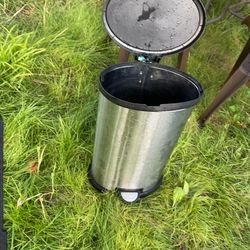 A Small Kitchen Silver Trash Can, In Good Conditions (NO SHIPPING)
