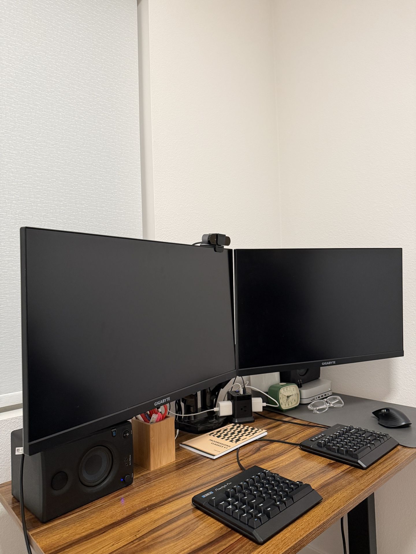 Dual Gigabyte M27Q 27” Monitors + HUANUO Dual Arm Mount