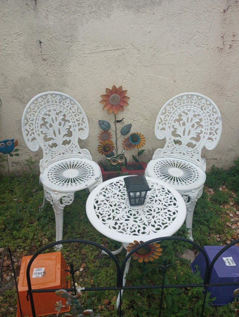 FRENCH IRON BISTRO SET. VINTAGE FOLIAGE LEAF DESIGN