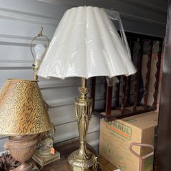 Beautiful Heavy Brass Lamp   Vintage  