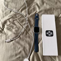 Apple Watch SE 40 mm Gen 2 with charger