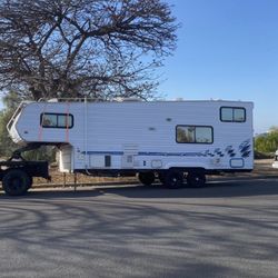 2005 Weekend warrior 5th wheel toy hauler