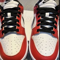 Nike Dunks Low Chicago, color way Size 9.5