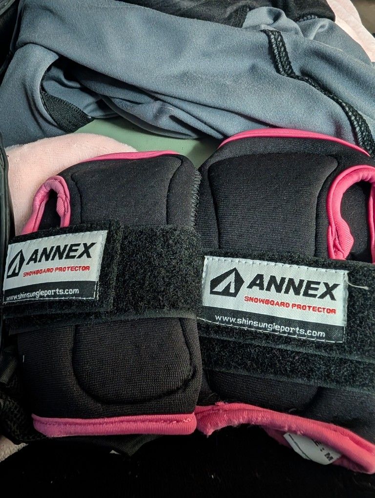 Wrist Protectors For Snowboarding ,Roller skating Etc