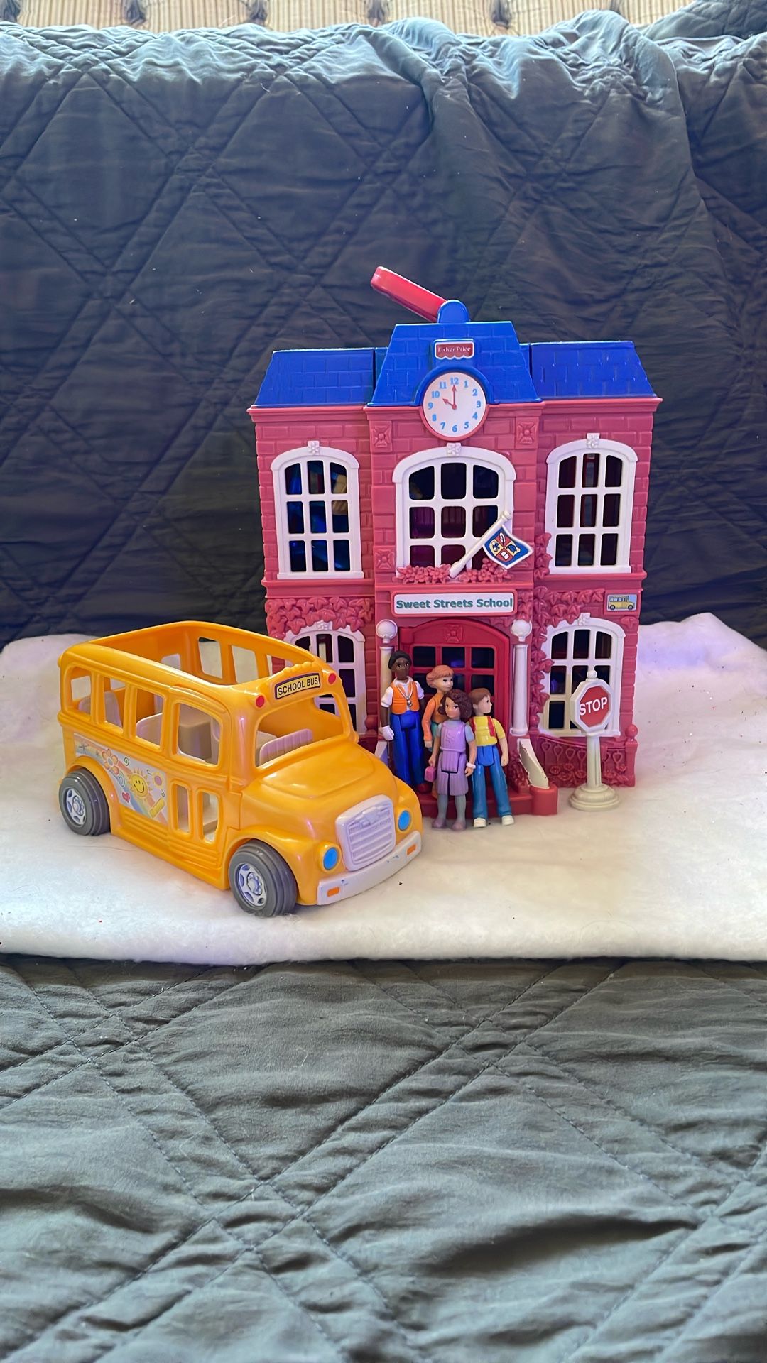 Sweet streets School House and bus Playset