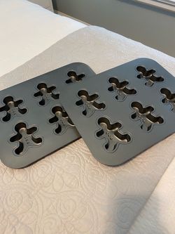 Holiday cake pans