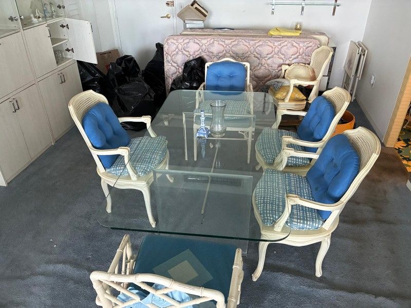 Hamburger And Solid Wood Chair Danning Table Glass Table