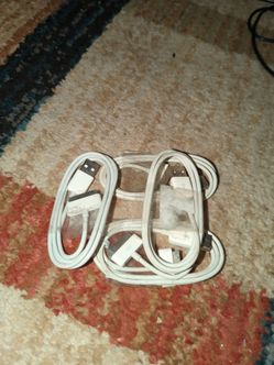 Usb-àpple-old charger iPad (4) available shoot me a offer https://offerup.com/redirect/?o=Qi5OZXc=