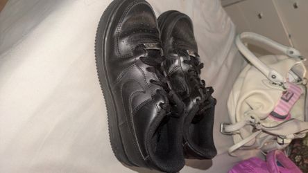 BLACK NIKE AIR-FORCE ONES