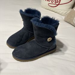 Dark blue Uggs, size Us 5 