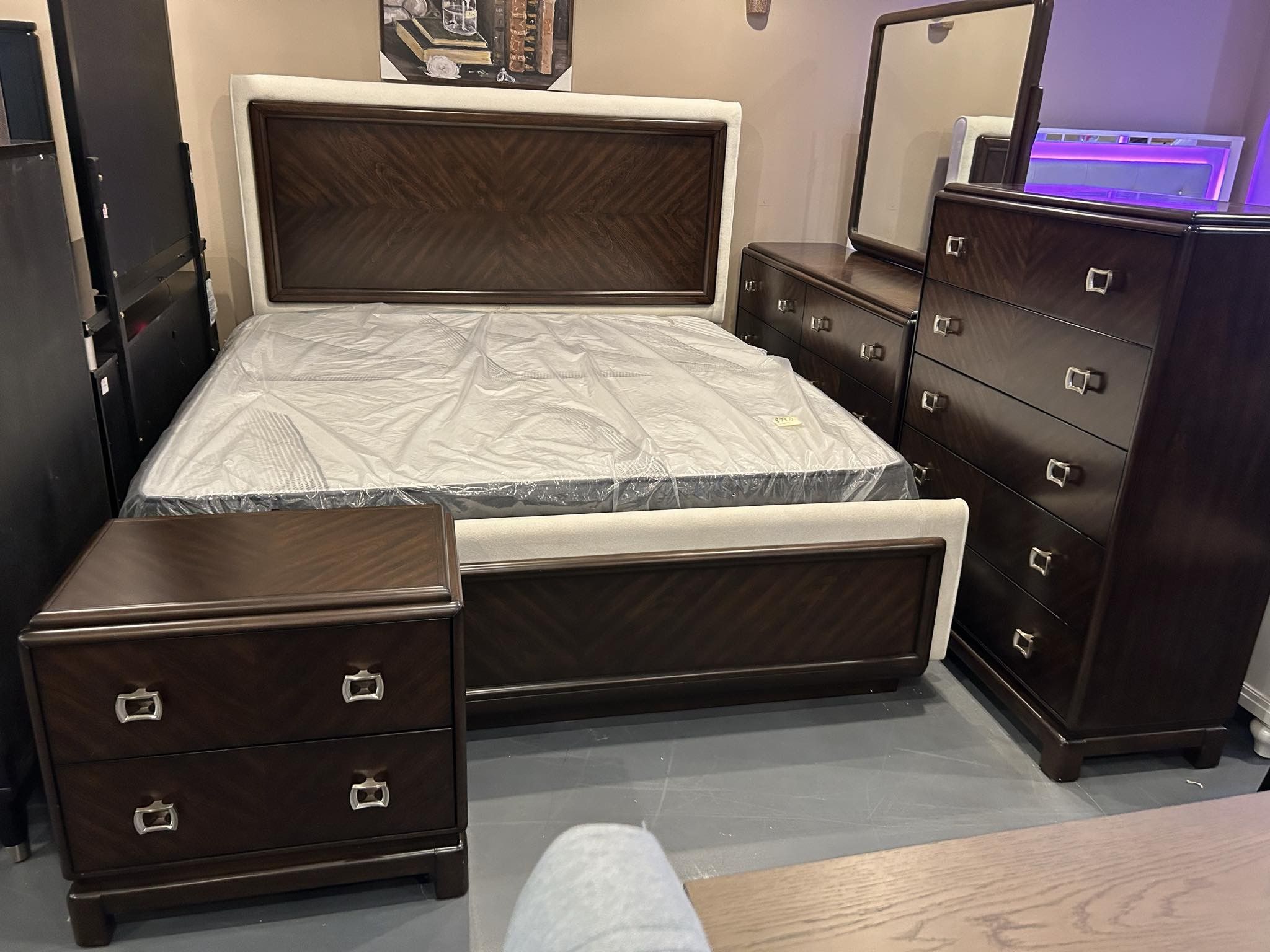 New FLOOR SAMPLE King Set Bedroom Set