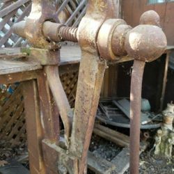 VISE HUGE WITH STEEL TABLE WITH WHEELS 
