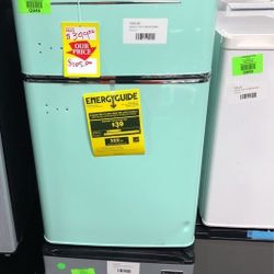 Magic Chef Mini Refrigerator HMCR320ME 9X1K5