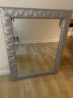 Espejo de madera  49x39  $49 obo