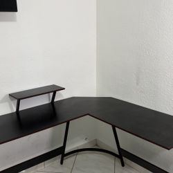 Table / Desk / Rolling Chair