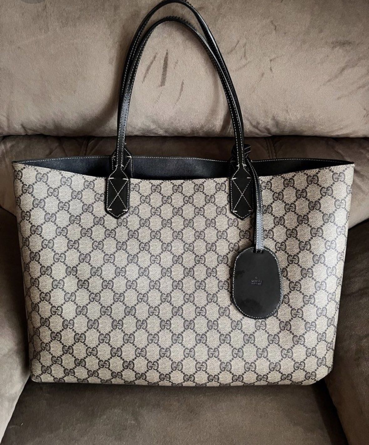 Like New ~ Gucci Reversible Tote Bag Monogram Side & Black Side ~ Two Bags  In One! for Sale in Wellington, FL - OfferUp