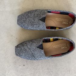 Toms Men Size 8.5 like new shoes