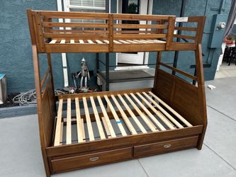 Bunk bed full and twin (with ladder) and extra trundle bed. Sleeps 3.