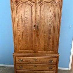 Armoire in Light Oak 6 Drawers, 2 Shelves, 2 Doors Excellent!