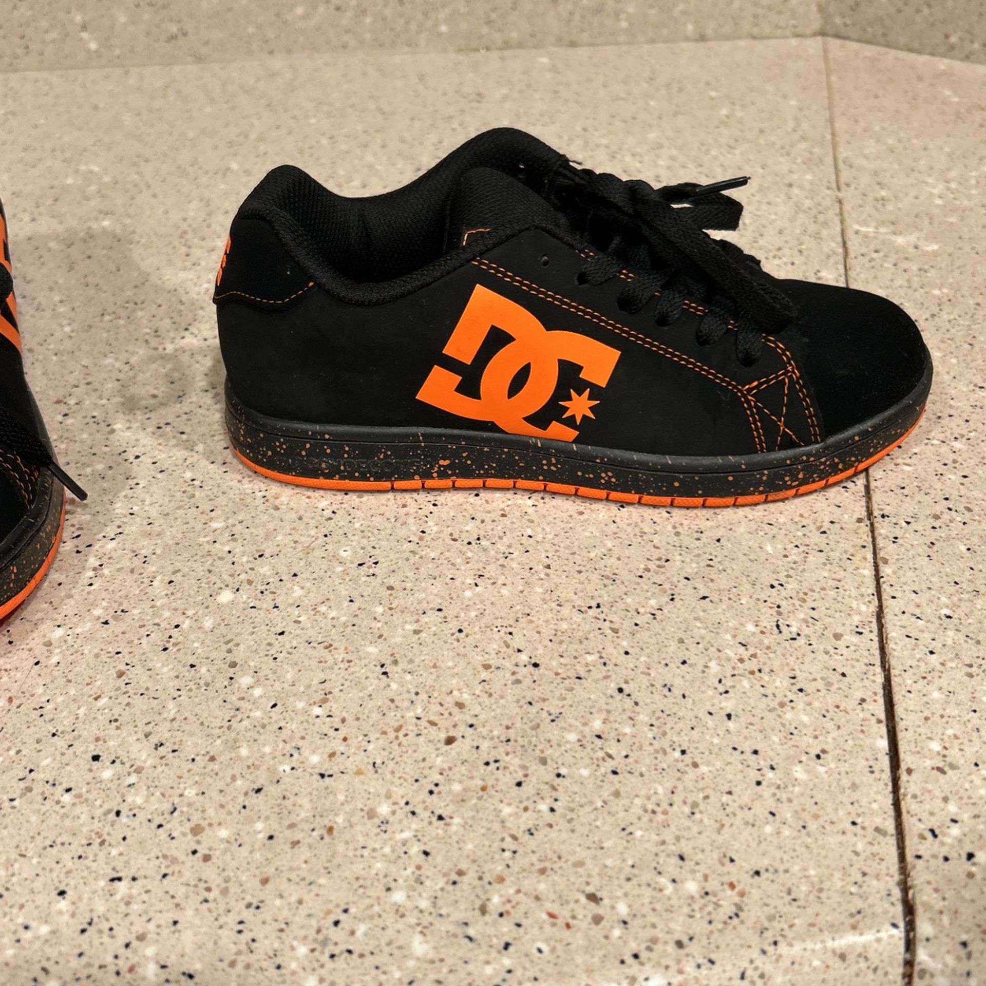 DC Shoes, Youth’s Gaveler, Black With Neon Orange, Size 4,