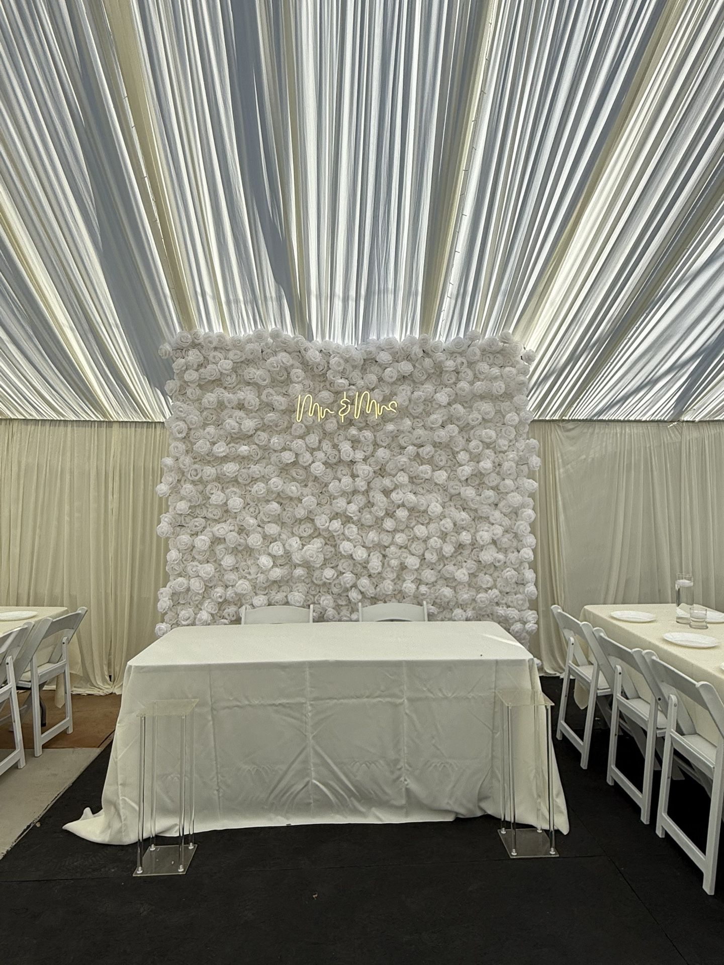 Flower Wall Backdrop Luz Light ( Mr & Mrs)