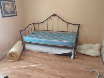 Daybed with pull out