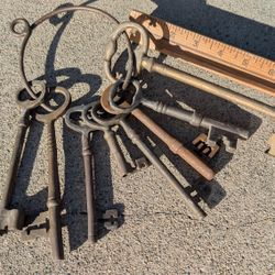 Antique Skeleton Key Ring Of 8 Keys Brass Vintage Keyring 8"