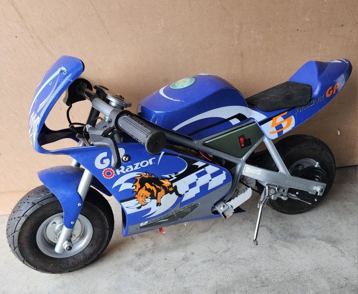 Razor 24 Volt Mini Electric Single Speed Racing Motorcycle Pocket Rocket, Blue