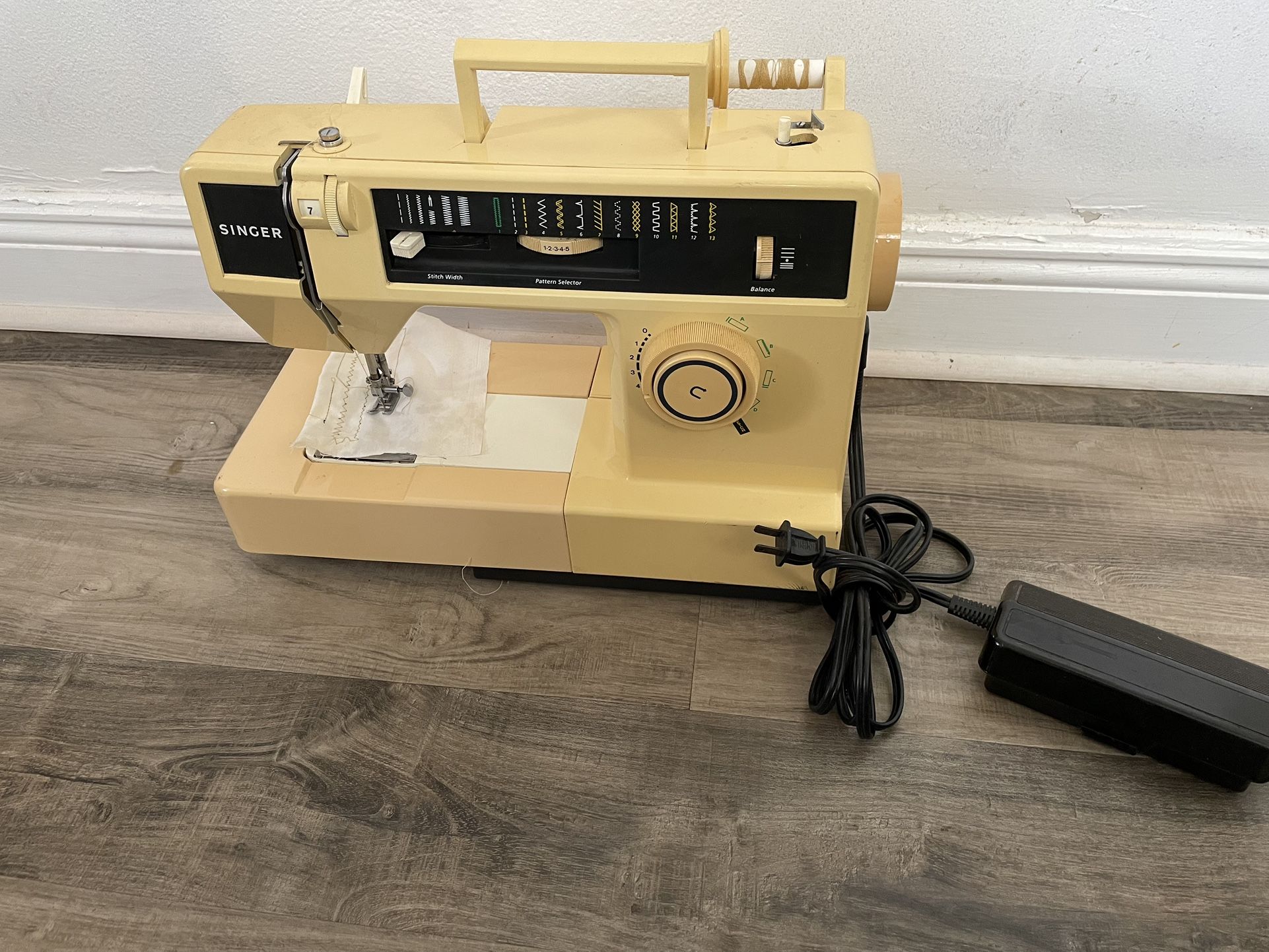 Singer 1544180 Sewing Machine Working $50 Firm On Price
