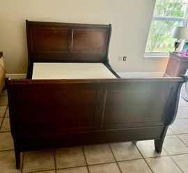 Queen size sleigh bed