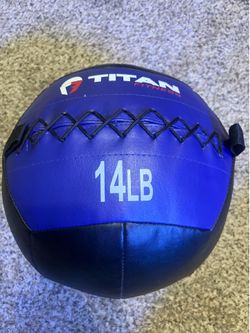 Titan Fitness 14 lb Wall Ball – Excellent Condition