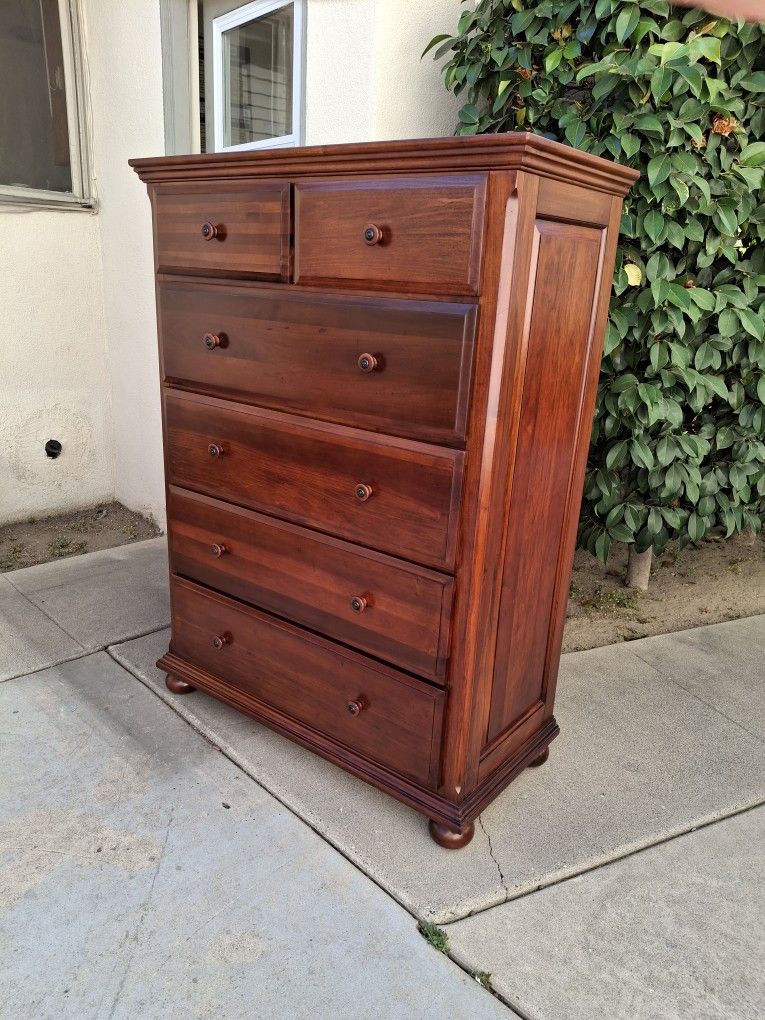 Large 6 Drawer Dresser Excellent Condition