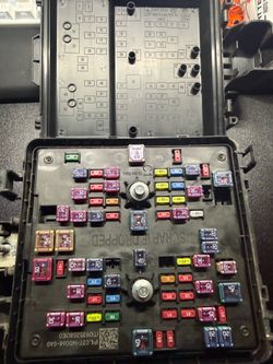 20-21 FORD F250 SUPER DUTY 6.2 ENGINE MOTOR UNDER HOOD FUSE RELAY BOX